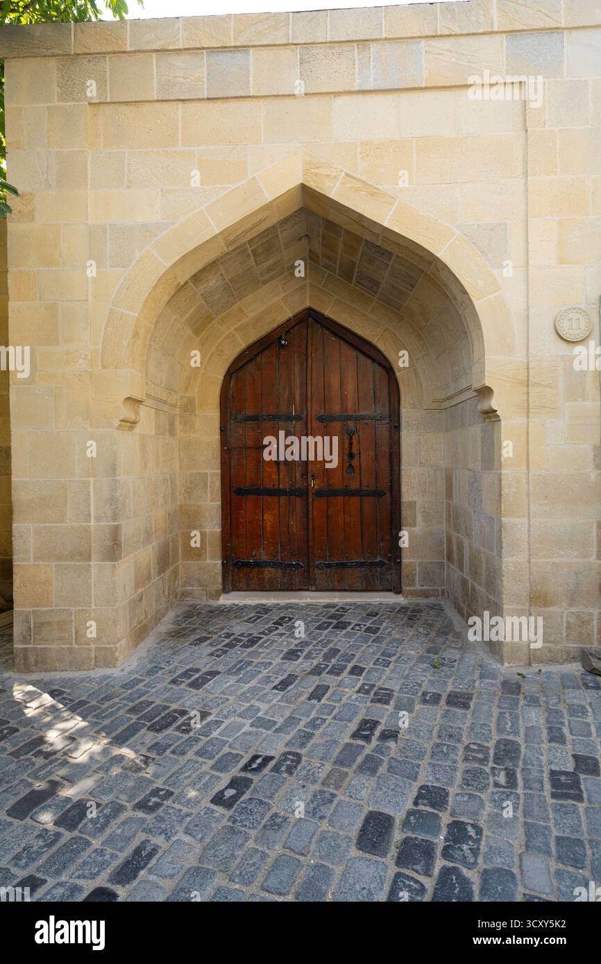 Baku, Azerbaigian. 9 ottobre 2025. antica porta in legno decorata di una casa nel centro storico della città Foto Stock