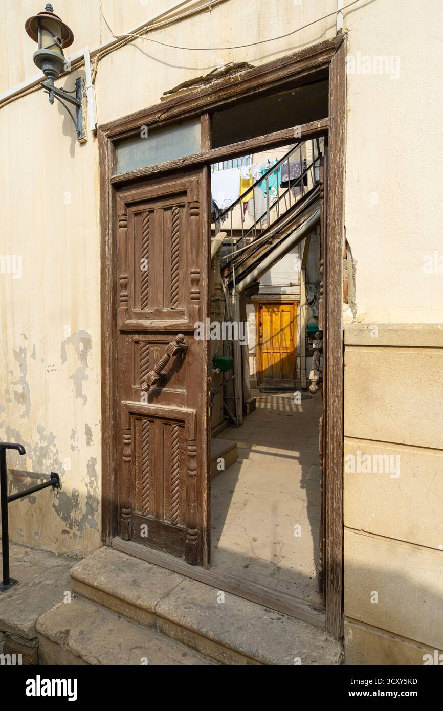 Baku, Azerbaigian. 9 ottobre 2025. antica porta in legno decorata di una casa nel centro storico della città Foto Stock
