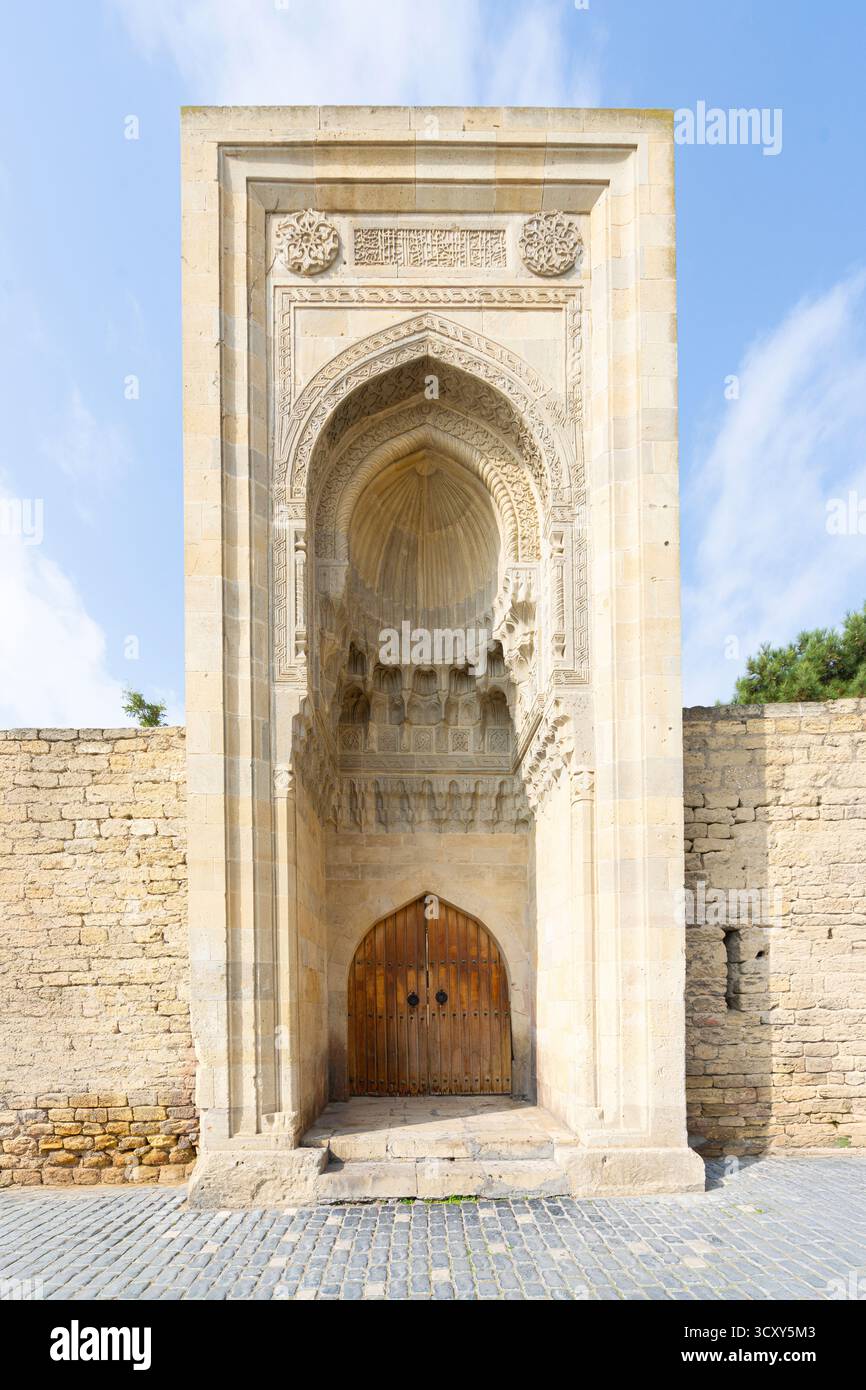Baku, Azerbaigian. 9 ottobre 2025. antica porta in legno decorata di una casa nel centro storico della città Foto Stock