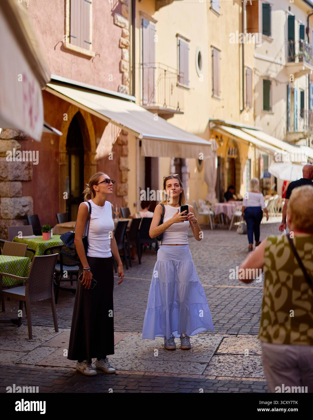 Due bellissime turisti, Torri, Italia Foto Stock
