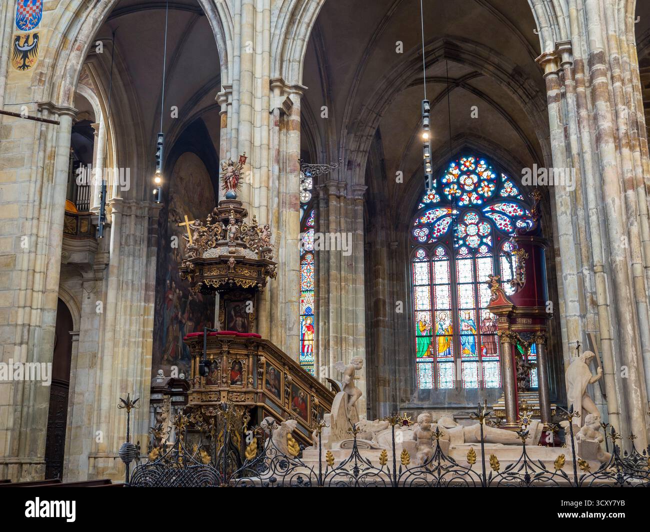 Vecchia Cappella Arcivescovile, vetrata colorata e Pulpito, Cattedrale di San Vito, Praga, Cechia, Europa, UE. Foto Stock