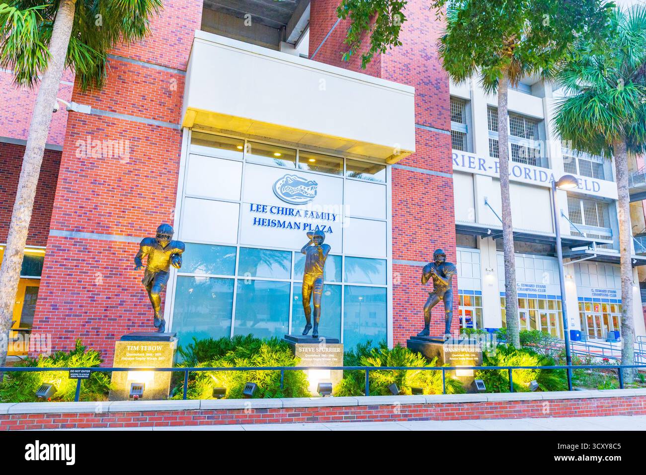 Gainesville, FL-3 ottobre 2025: Heisman Plaza presso lo stadio Ben Hill Griffin nel campus dell'Università della Florida. Tim Tebow, Steve Spurrier e Danny Wuerffel Foto Stock