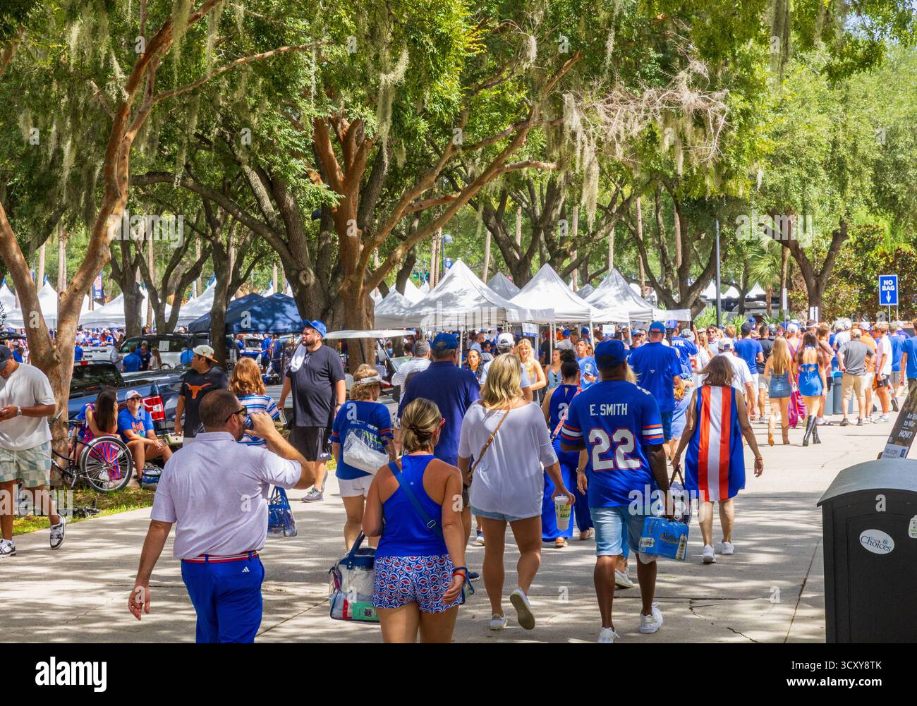 Gainesville, Florida - 4 ottobre 2025: Tifosi non identificati dell'Università della Florida e del Texas prima di una partita al Ben Hill Griffin Stadium dell'Università della Florida Foto Stock