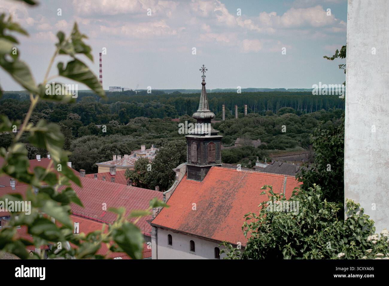 Novi Sad, Serbia. Una chiesa circondata da edifici residenziali con tetti rossi. Foto Stock
