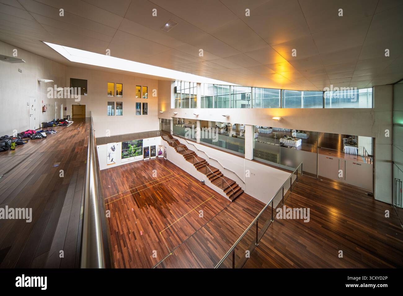 All'interno di ESADCYL a Valladolid, lo spazio su più livelli presenta pavimenti in legno e pareti in vetro che esaltano l'atmosfera contemporanea e aperta della scuola Foto Stock