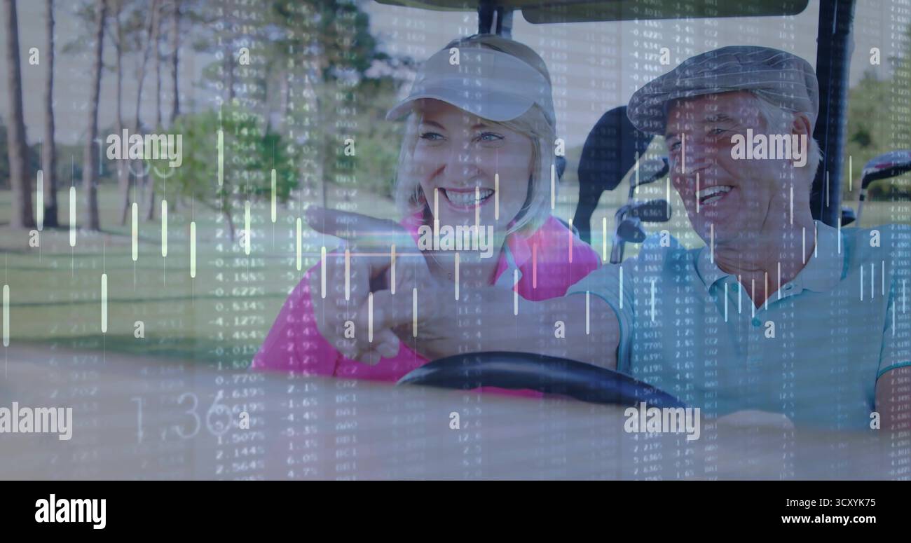 Coppia sorridente che indossa polo, visiera, berretto piatto seduto nel golf cart sul fairway, con mazze Foto Stock