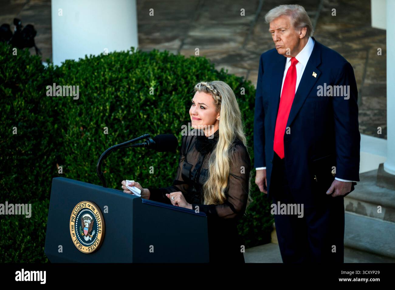 Washington, Stati Uniti. 14 ottobre 2025. Il presidente degli Stati Uniti Donald Trump, giusto, guarda mentre Erika Kirk pronuncia le sue osservazioni dopo aver accettato la Presidential Medal of Freedom postumo per conto del marito ucciso Charlie Kirk nel Rose Garden della Casa Bianca, 14 ottobre 2025 a Washington, D.C. credito: Daniel Torok/White House Photo/Alamy Live News Foto Stock