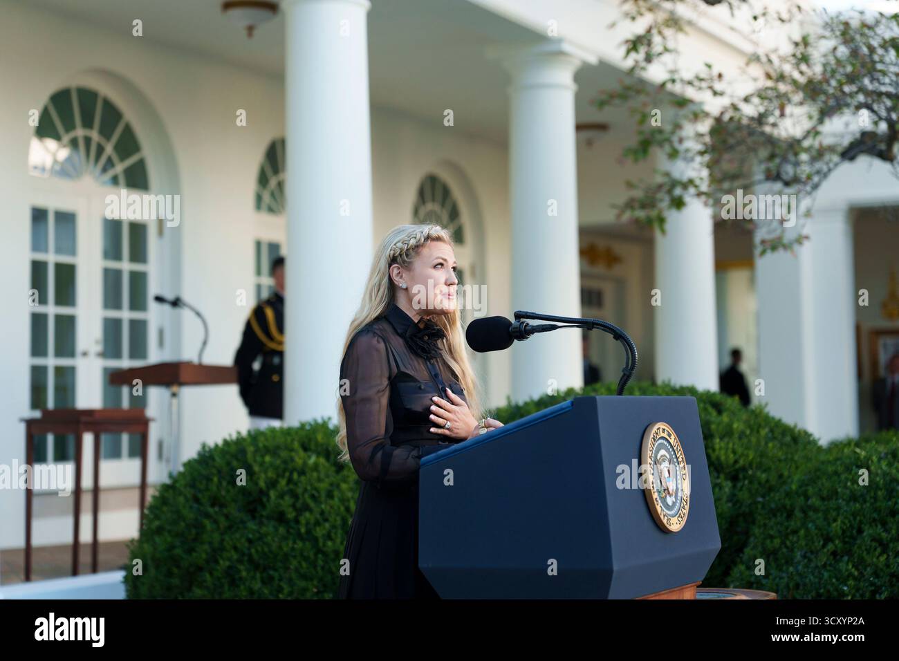 Washington, Stati Uniti. 14 ottobre 2025. Erika Kirk pronuncia osservazioni dopo aver accettato la Presidential Medal of Freedom postumo a nome del marito ucciso Charlie Kirk nel Rose Garden della Casa Bianca, 14 ottobre 2025 a Washington, D.C. credito: Daniel Torok/White House Photo/Alamy Live News Foto Stock