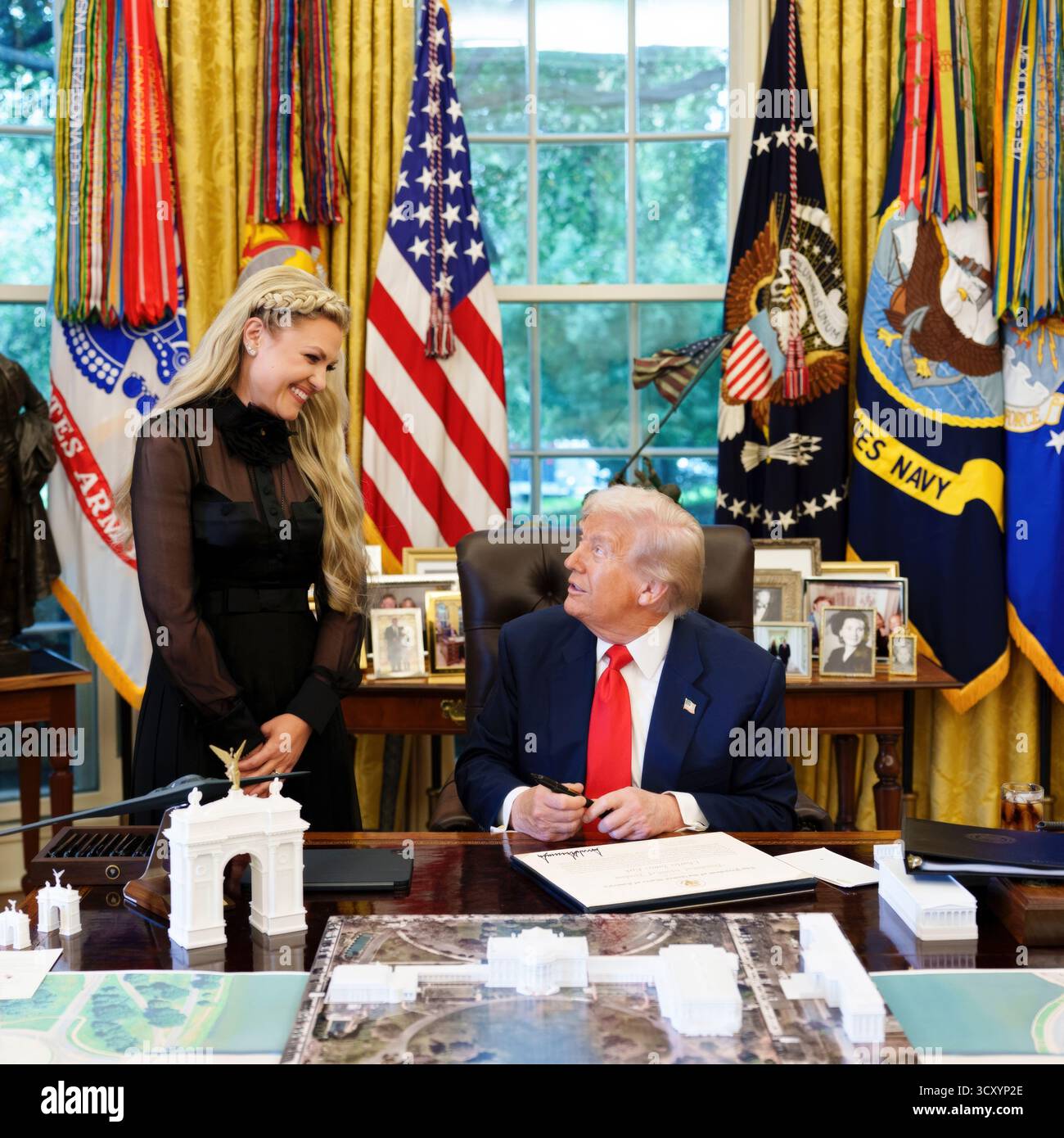 Washington, Stati Uniti. 14 ottobre 2025. Il presidente degli Stati Uniti Donald Trump, a destra, firma la proclamazione postumo che assegna la Presidential Medal of Freedom to Slin Turning Point il fondatore degli Stati Uniti Charlie Kirk mentre sua moglie Erika Kirk guarda all'Oval Office della Casa Bianca, 14 ottobre 2025 a Washington, D.C. crediti: Daniel Torok/White House Photo/Alamy Live News Foto Stock