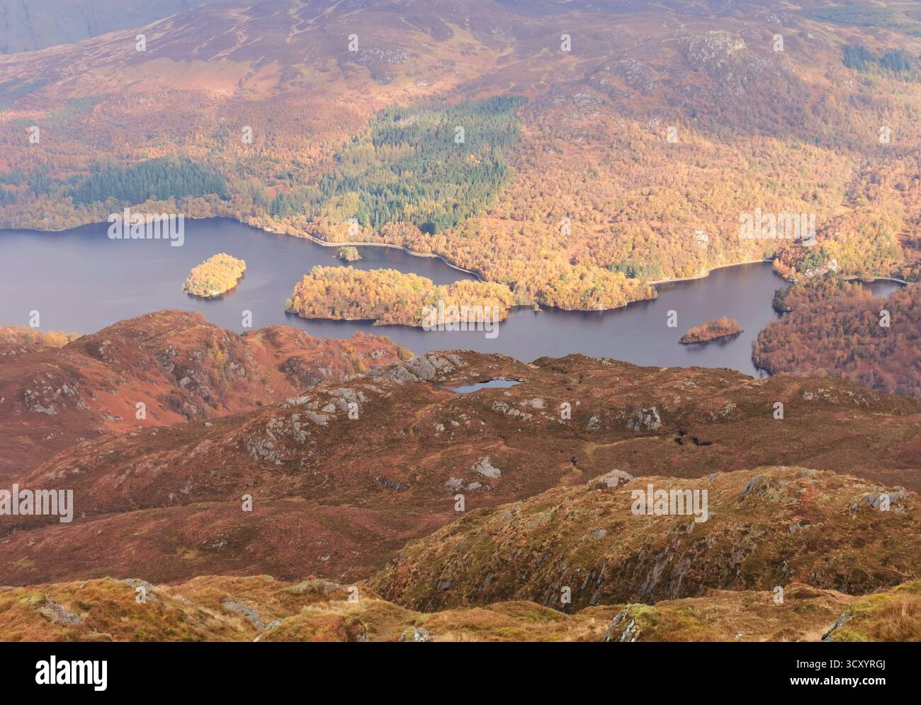 Vista dal Ben Venue su Loch Katrine, Garradh, Maol Mor, Cruinn Bheinn e Glen Finglas nel Trossachs, Scozia in autunno. Paesaggio delle Highland. - Immagine stock catturata con smartphone