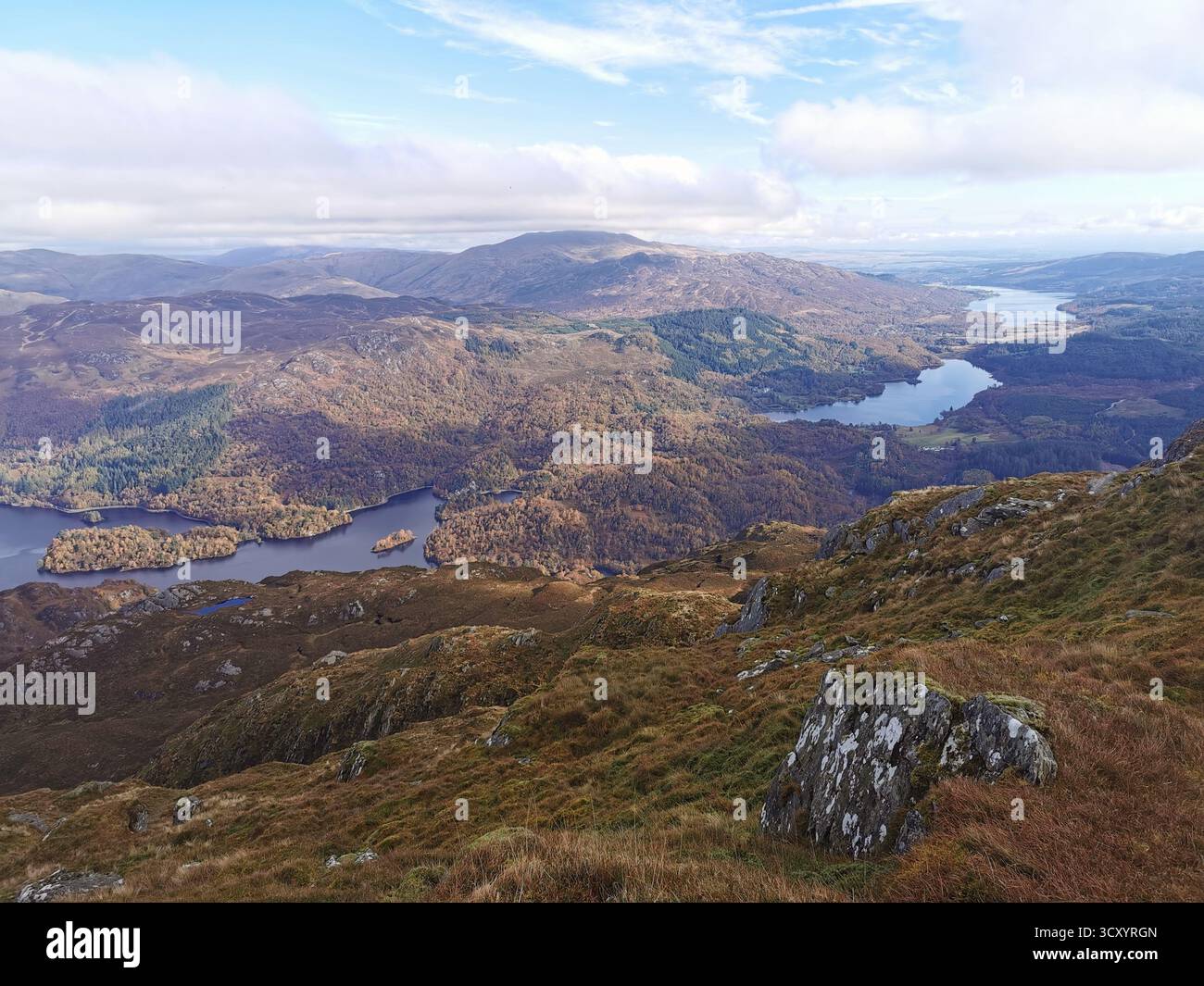 Vista panoramica dalla cima del Ben Venue sul lago Venacher, sul lago Achray e sul lago Katrine nel Trossachs National Park in Scozia, paesaggio panoramico delle Highlands - Immagine stock catturata con smartphone