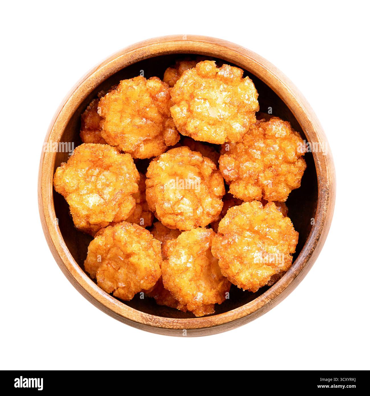 Cracker tailandesi di riso al peperoncino in una ciotola di legno. Croccanti caldi, dolci e piccanti, uno spuntino a base di riso, condito con peperoncino in polvere e aromatizzato con salsa di soia Foto Stock