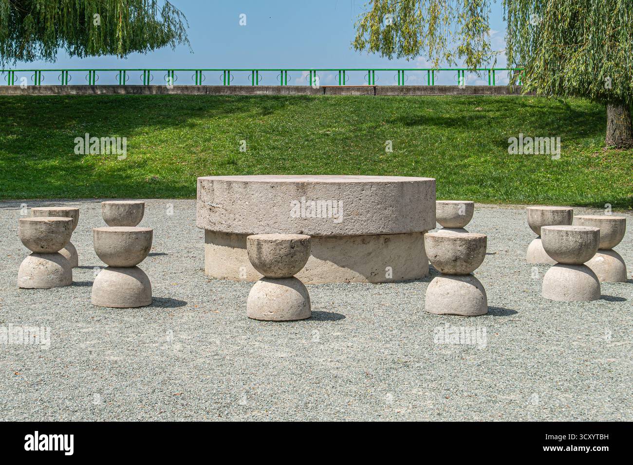 TARGU-JIU, ROMANIA-23 LUGLIO 2020: The Table of Silence made by C. Brancusi.The Circular table is a representation of where the romanian Soldiers of th Foto Stock