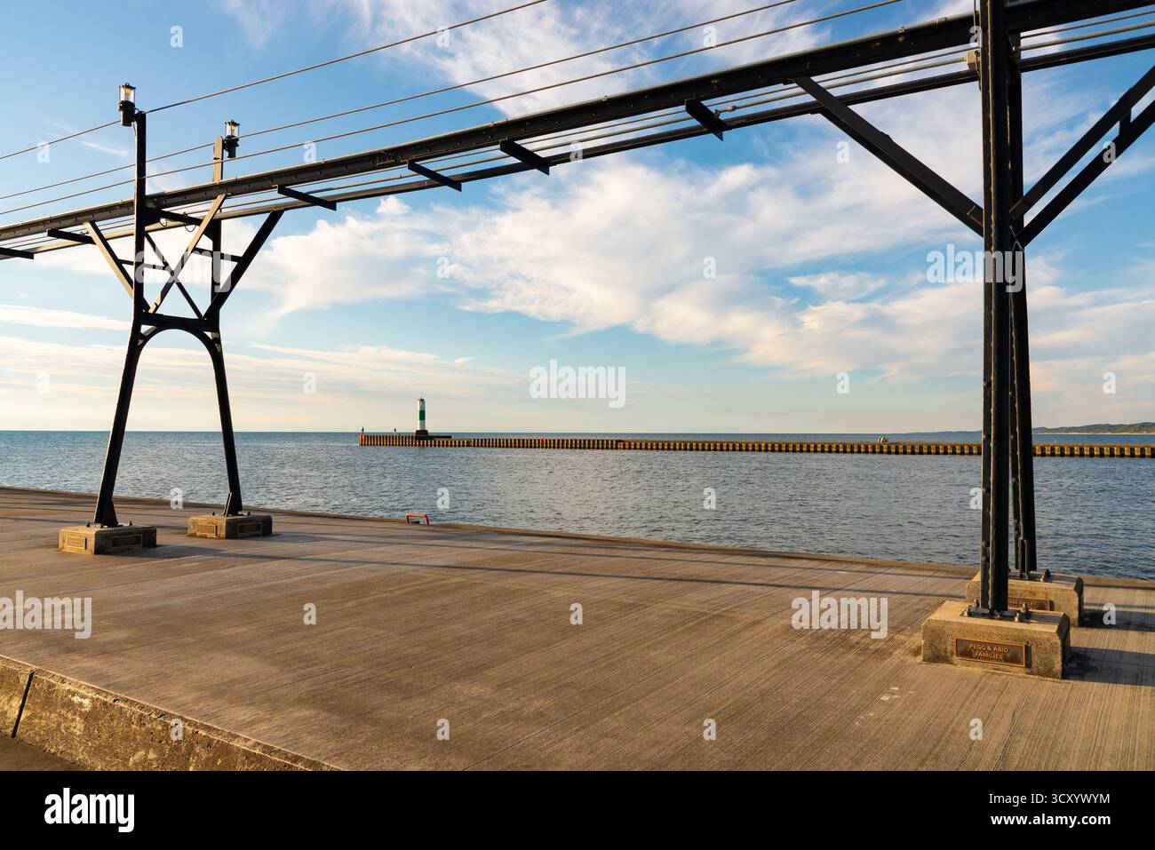 Splendida luce pomeridiana sul molo di Grand Haven a Grand Haven, Michigan, Stati Uniti. Foto Stock
