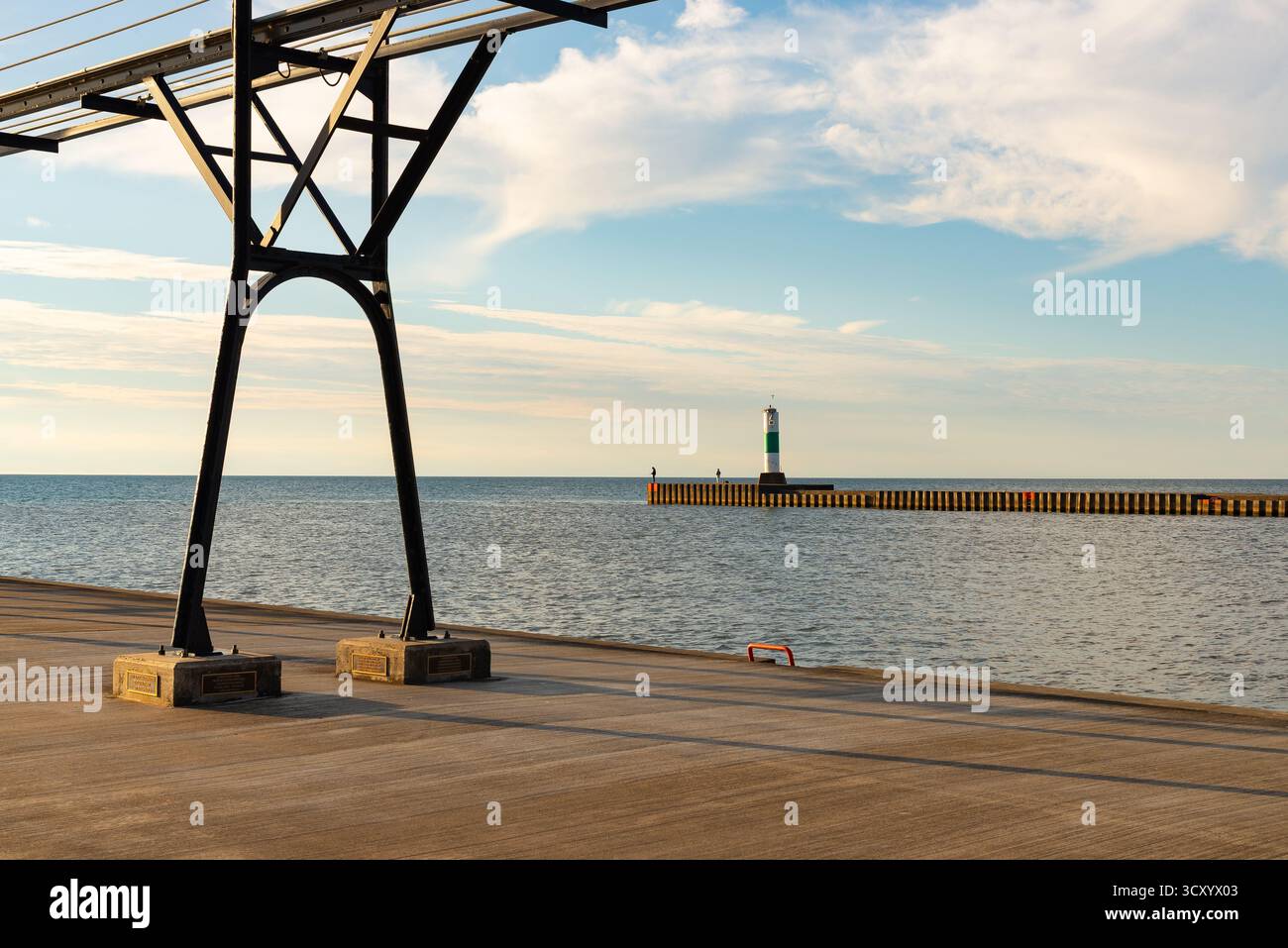 Splendida luce pomeridiana sul molo di Grand Haven a Grand Haven, Michigan, Stati Uniti. Foto Stock