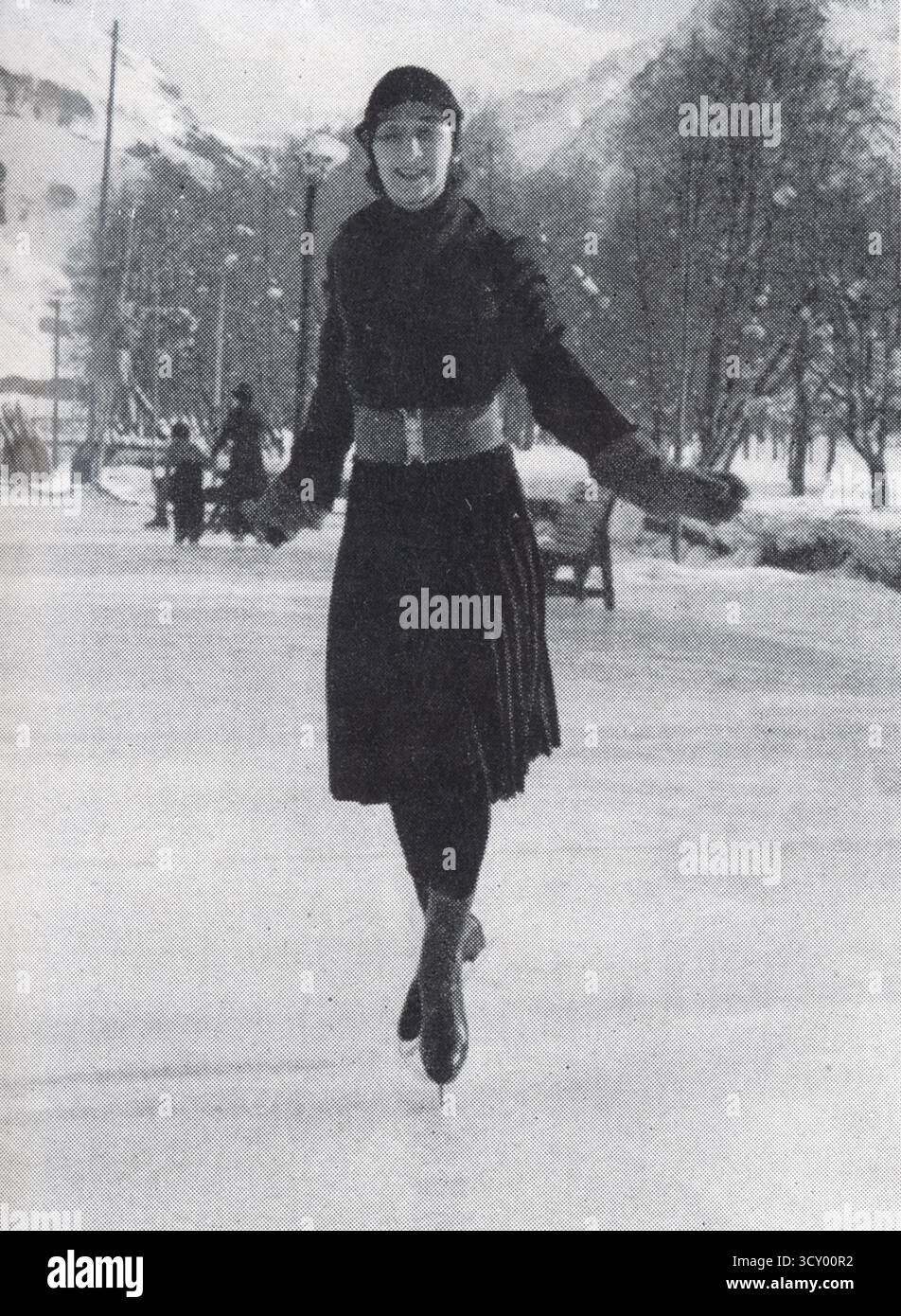 Una signora, chiamata "B", su ghiaccio nel Klosters, in Svizzera, nel 1939. Da una foto non attribuita pubblicata nel 1946 in un volume dell'autobiografia della RT. L.S. Amery (dalla grande Guerra fino al periodo tra le due guerre fino al 1939). Foto Stock