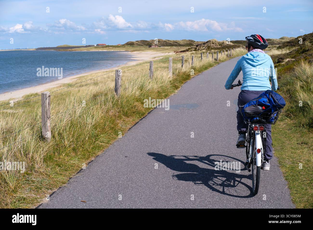 In bicicletta sulla costa dell'isola di Sylt in Germania Foto Stock