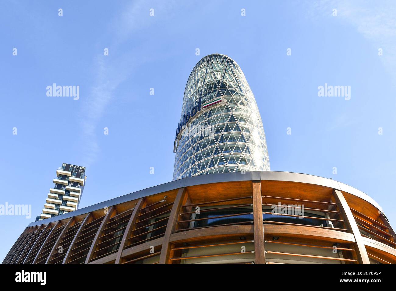 Vista dall'angolo basso dei grattacieli di IBM Studios, Solaria Tower e Unipol Tower contro il cielo blu, nel centro direzionale di porta nuova, Milano, Lombardia, Italia Foto Stock