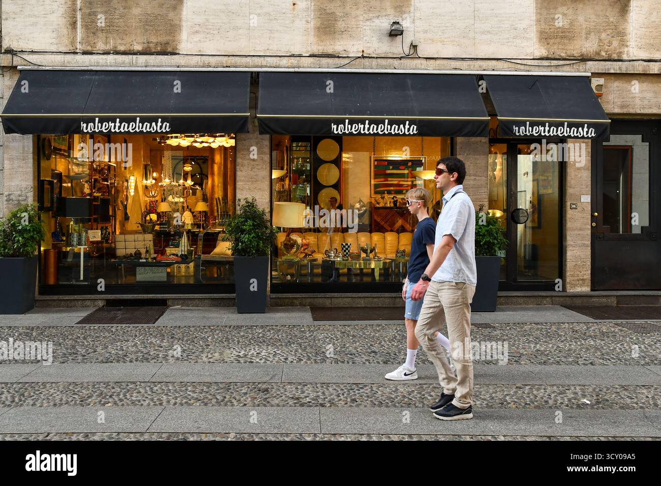 Esterno di Robertaebasta, famoso negozio di antiquariato di proprietà di Roberta Tagliavini, commerciante e personaggio televisivo, nel quartiere di Brera, Milano, Italia Foto Stock