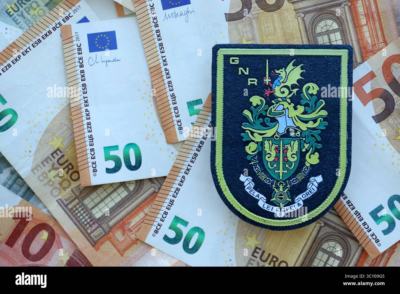 KIEV, UCRAINA - 6 SETTEMBRE 2025 la Guardia nazionale repubblicana portoghese ha applicato una grossa quantità di banconote in euro da vicino Foto Stock