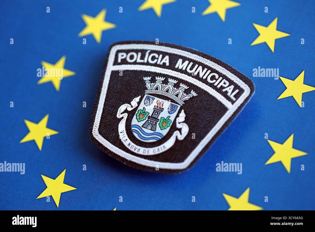 KIEV, UCRAINA - 6 SETTEMBRE 2025 Portogallo polizia municipale patch sulla bandiera blu dell'Unione europea primo piano Foto Stock