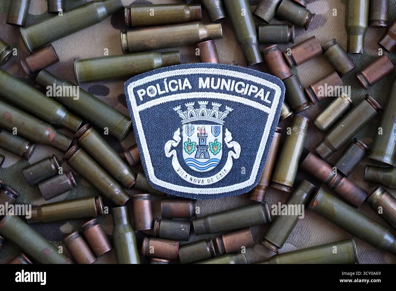 KIEV, UCRAINA - 6 SETTEMBRE 2025 Portogallo patch della polizia municipale con molte conchiglie di proiettili su tessuto verde e marrone multicam uniforme mimetica primo piano Foto Stock