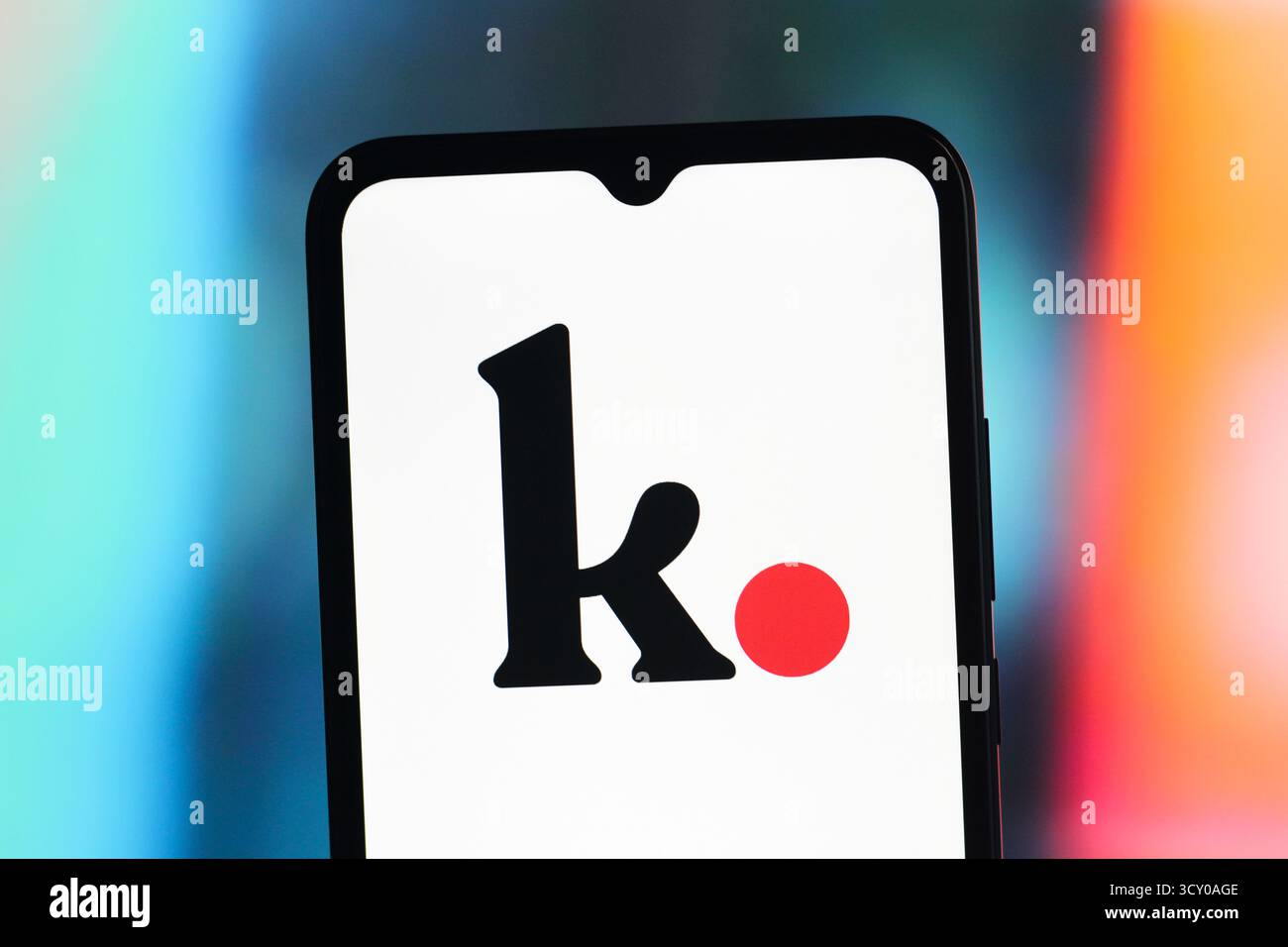 In questa immagine, il logo Kuku FM viene visualizzato sullo schermo di uno smartphone. Foto Stock