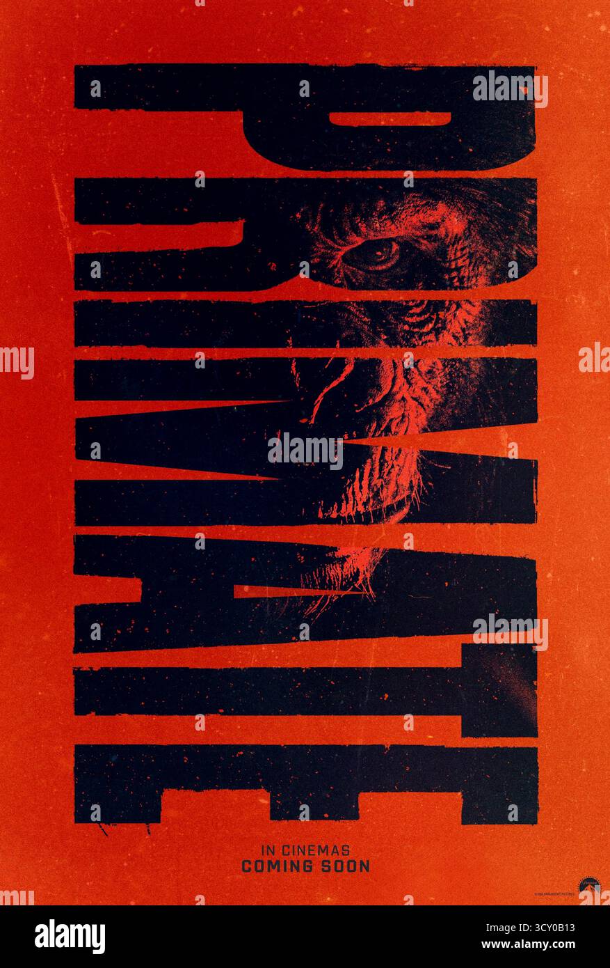 Primate (2025) diretto da Johannes Roberts e interpretato da Johnny Sequoyah, Troy Kotsur e Jessica Alexander. Un gruppo di amici in vacanza tropicale deve sopravvivere quando il loro campanello domestico Ben contrae la rabbia e diventa violento, intrappolandoli in una lotta per la vita. SOLO PER L'USO EDITORIALE del poster STATUNITENSE. Credito: Immagini BFA/Paramount Foto Stock