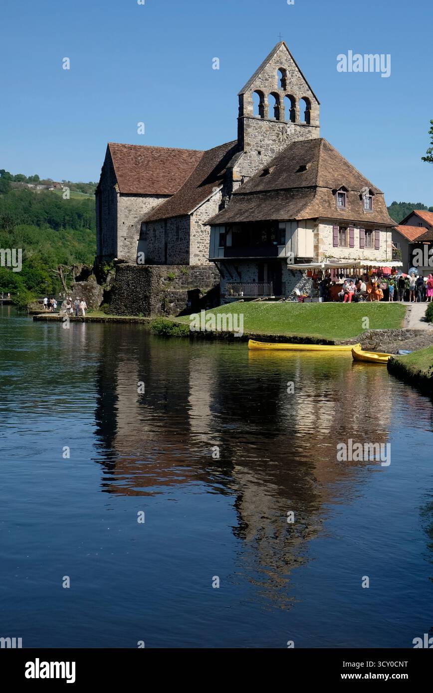 Beaulieu-sur-Dordogne, Correze, Francia è una città medievale originariamente dominata dalla sua grande abbazia di St Pierre, di cui rimane solo la chiesa abbaziale Foto Stock