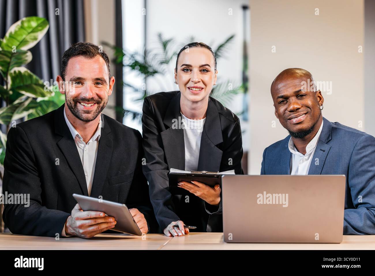 Team diversificato di professionisti aziendali impegnati in una collaborazione all'interno di un ambiente d'ufficio contemporaneo, mettendo in evidenza il lavoro di squadra e strategie innovative Foto Stock