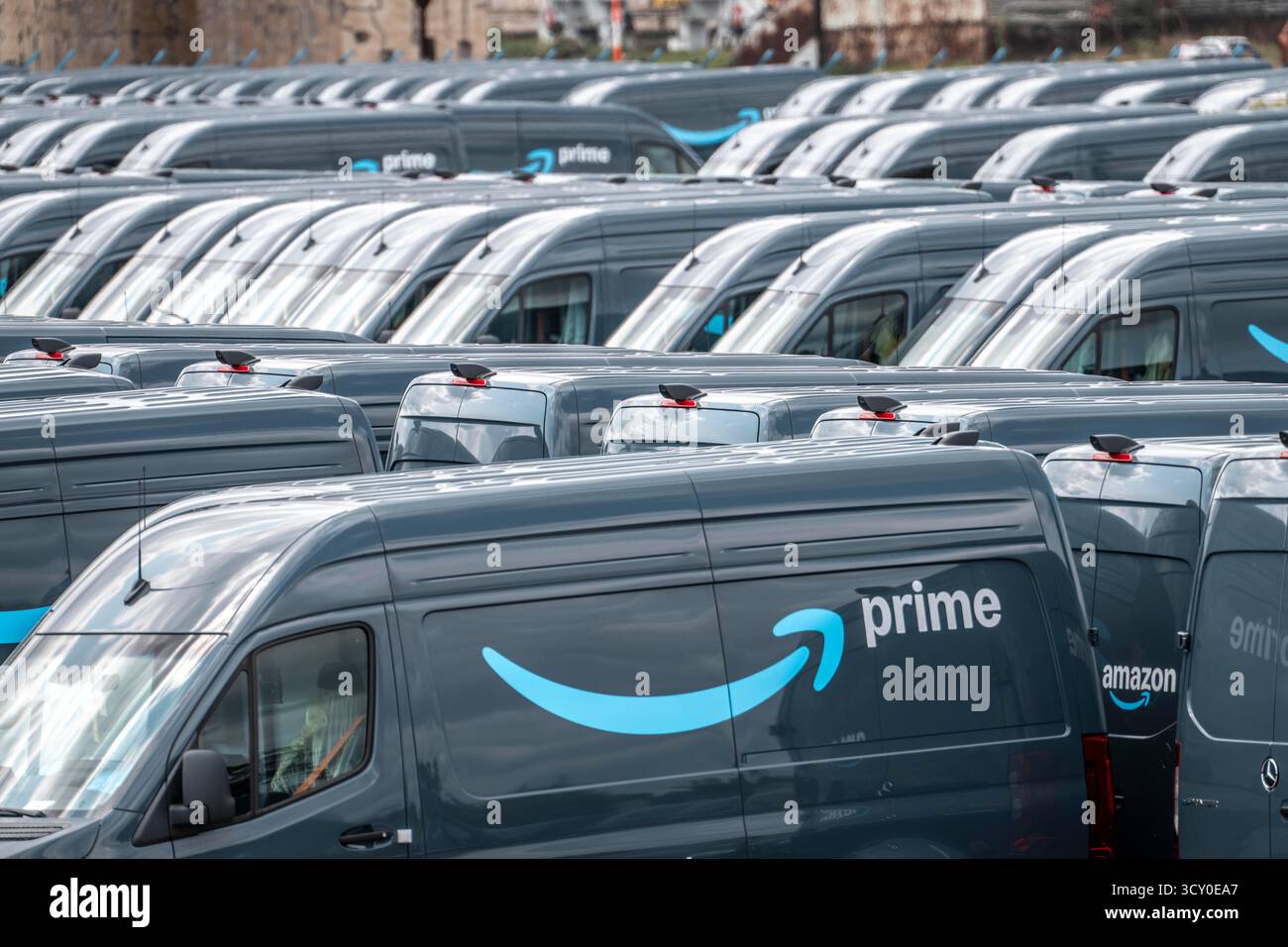 Nuovi veicoli per la consegna al rivenditore online Amazon prime, con trazione elettrica, attendono la consegna presso il porto interno di Duisburg, Duisport, Renania settentrionale-occidentale Foto Stock