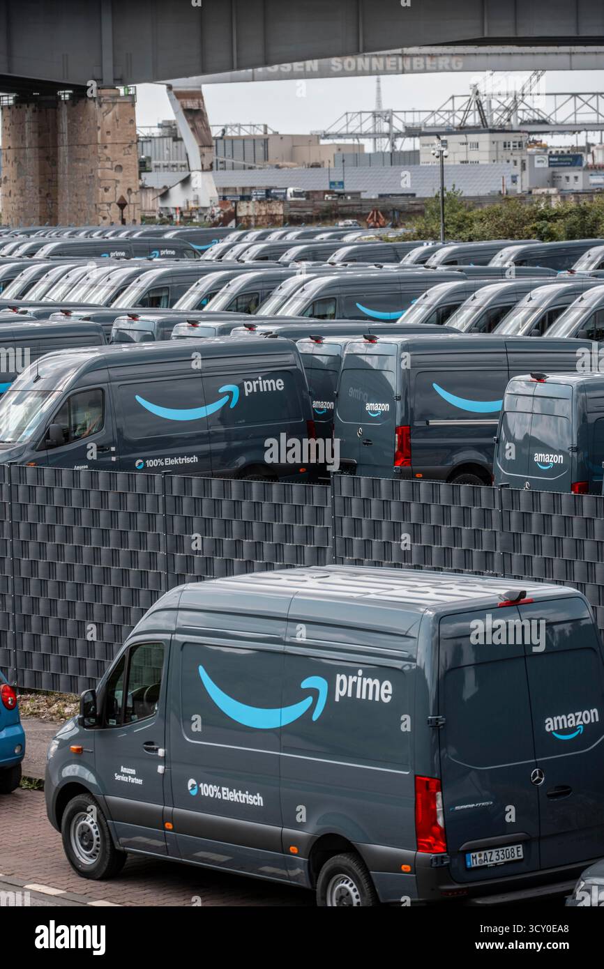 Nuovi veicoli per la consegna al rivenditore online Amazon prime, con trazione elettrica, attendono la consegna presso il porto interno di Duisburg, Duisport, Renania settentrionale-occidentale Foto Stock