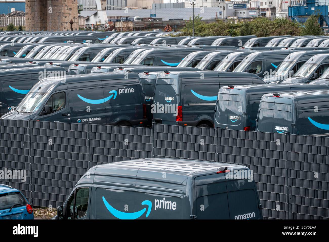 Nuovi veicoli per la consegna al rivenditore online Amazon prime, con trazione elettrica, attendono la consegna presso il porto interno di Duisburg, Duisport, Renania settentrionale-occidentale Foto Stock