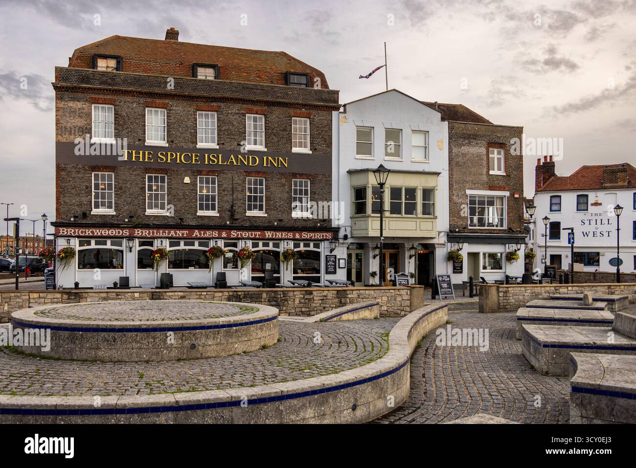 Ristorante, pub e case a schiera a Point Portsmouth e Bath Square nel quartiere Old Portsmouth, Portsmouth, Hampshire, Inghilterra, Regno Unito, Europa Foto Stock
