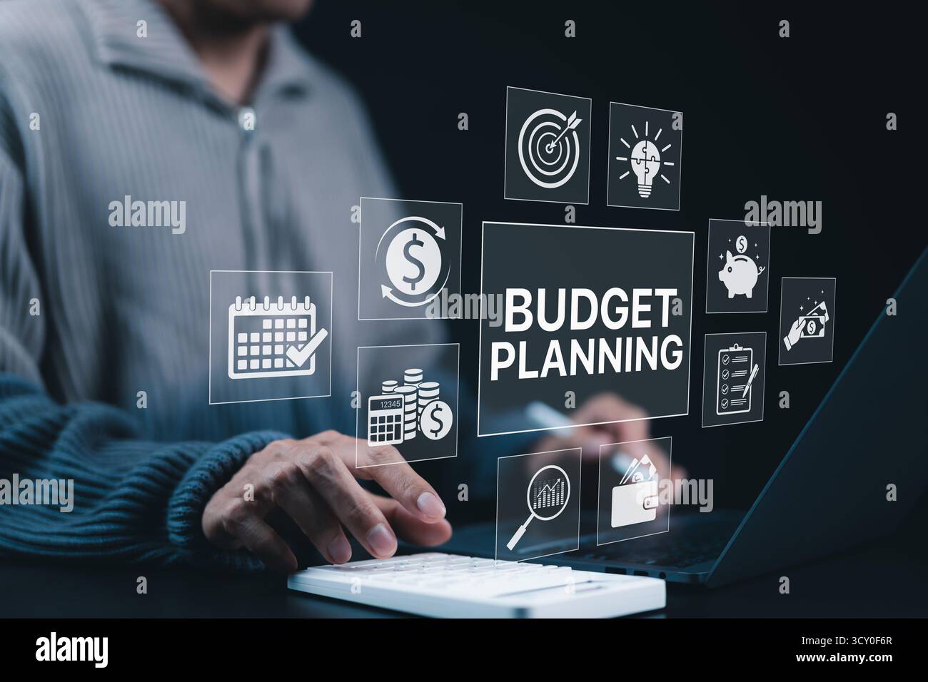 Concetto di pianificazione del bilancio finanziario. Icone finanziarie tra cui calendario, calcolatrice, salvadanaio, simbolo del dollaro, strategia, spese, ricavi, profitti, Foto Stock