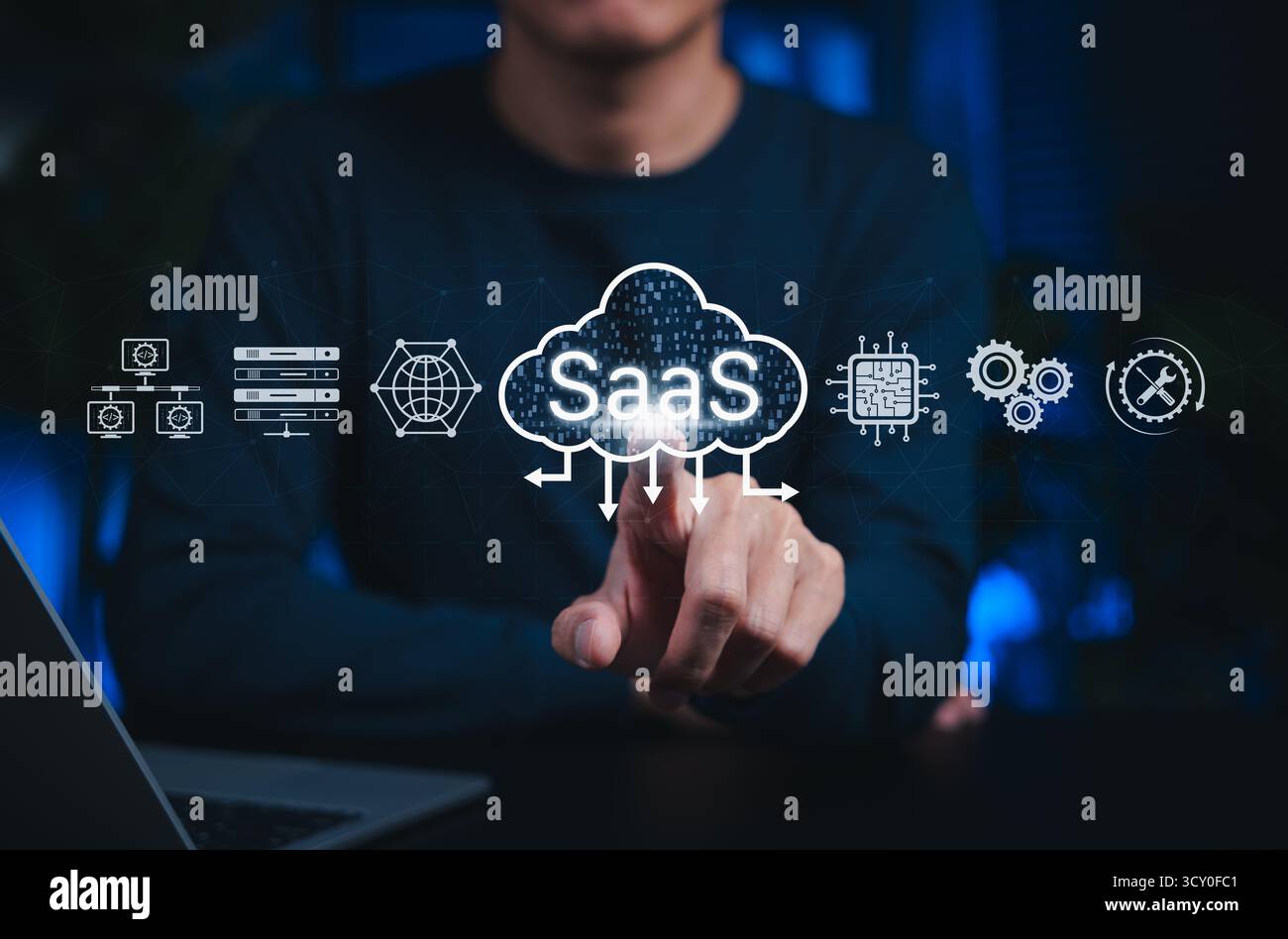 Cloud computing SaaS e tecnologia dei servizi software. La persona interagisce con le icone del cloud SaaS, rappresenta il software as a Service, l'infrastruttura cloud, Foto Stock