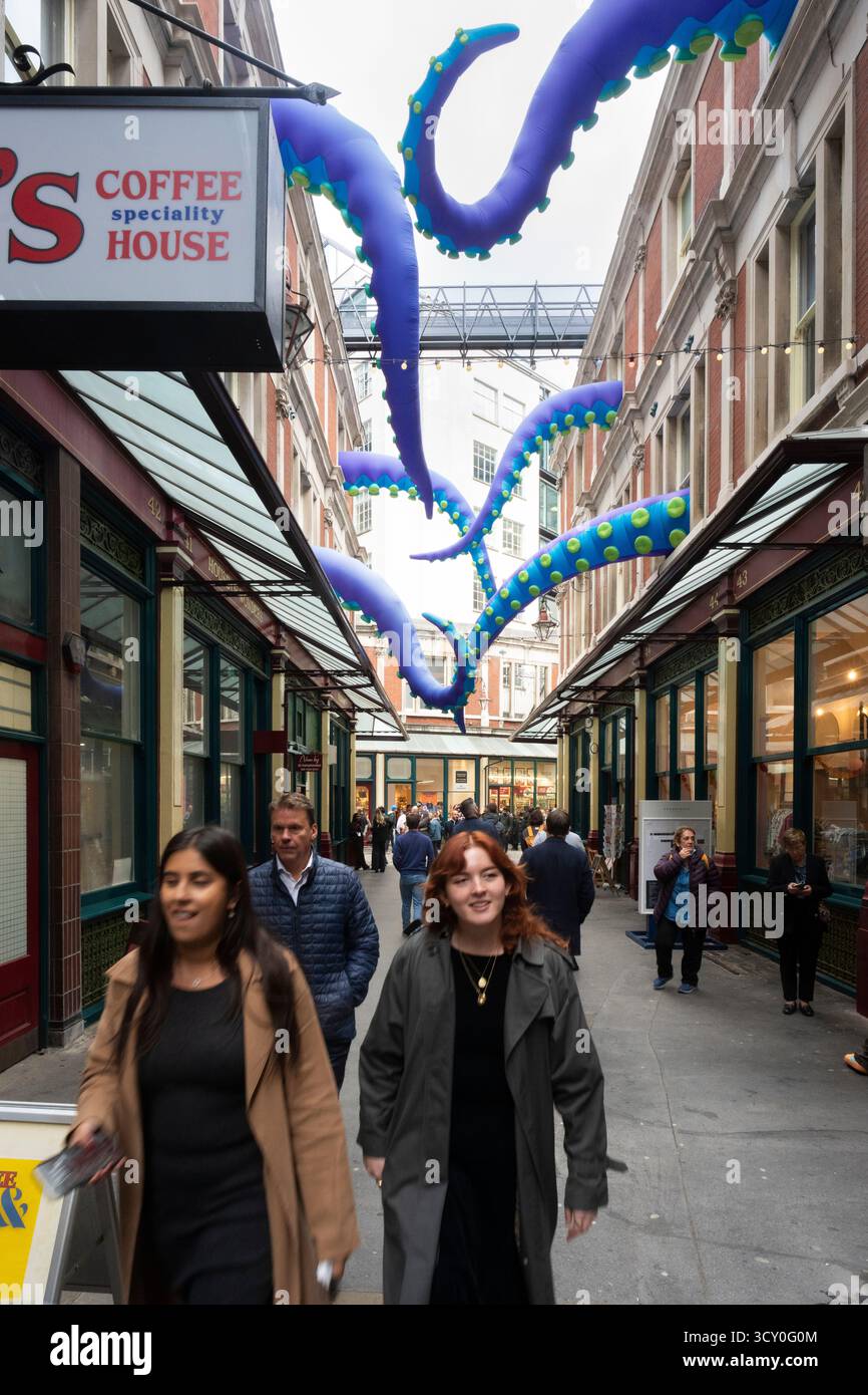 I giganti tentacoli gonfiabili decorano il mercato di Leadenhall, Londra, aggiungendo un tocco stravagante alla storica galleria di negozi vittoriana. Foto Stock
