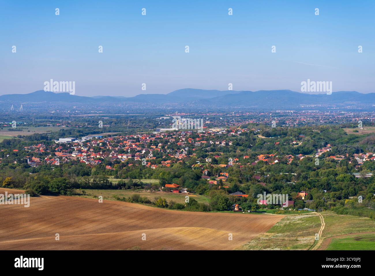 Osservate la proliferazione suburbana di Mogyoród vicino a Budapest, evidenziando la periferia metropolitana in espansione dell'Ungheria. Foto Stock