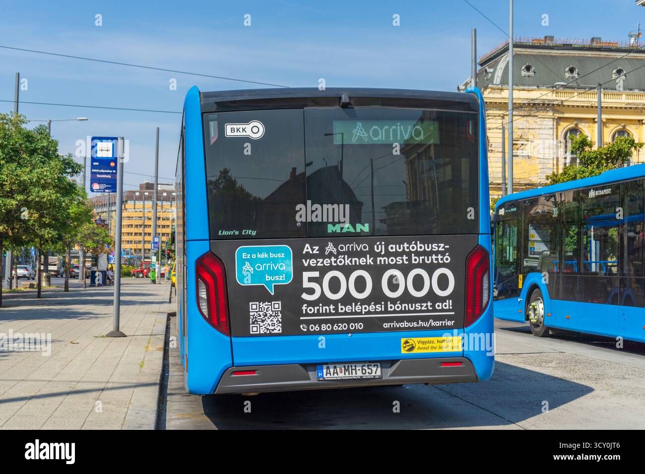 Autobus Blue ArrivaBus a Budapest, gestito sotto contratto Budapesti Közlekedési Központ, che mostra i moderni trasporti pubblici urbani in Ungheria. Foto Stock