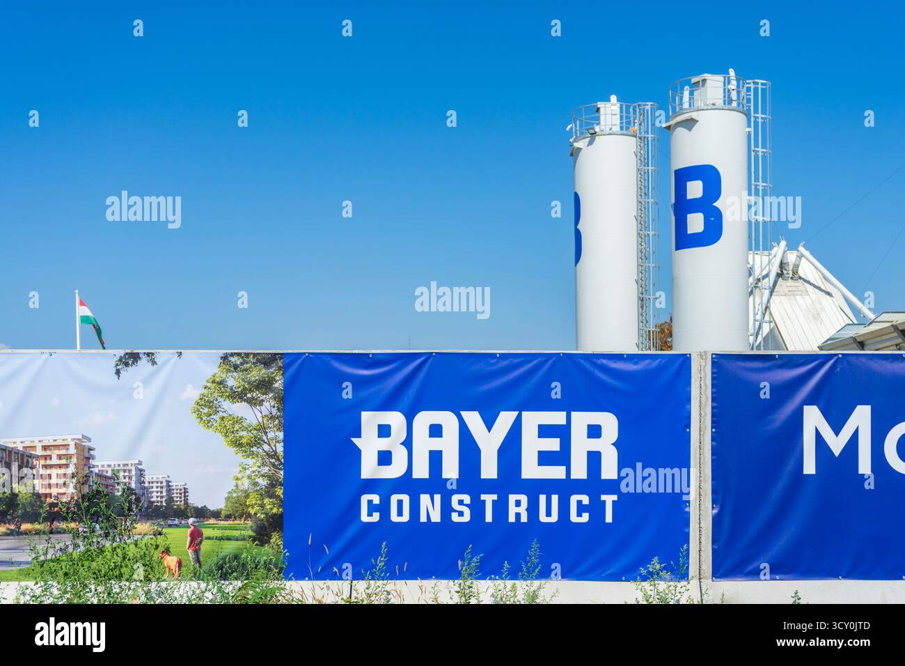 Striscione di Bayer Construct Zrt. — Una società di costruzioni favorita del sistema di governo ungherese (NER) esposto visibilmente in un cantiere. Foto Stock