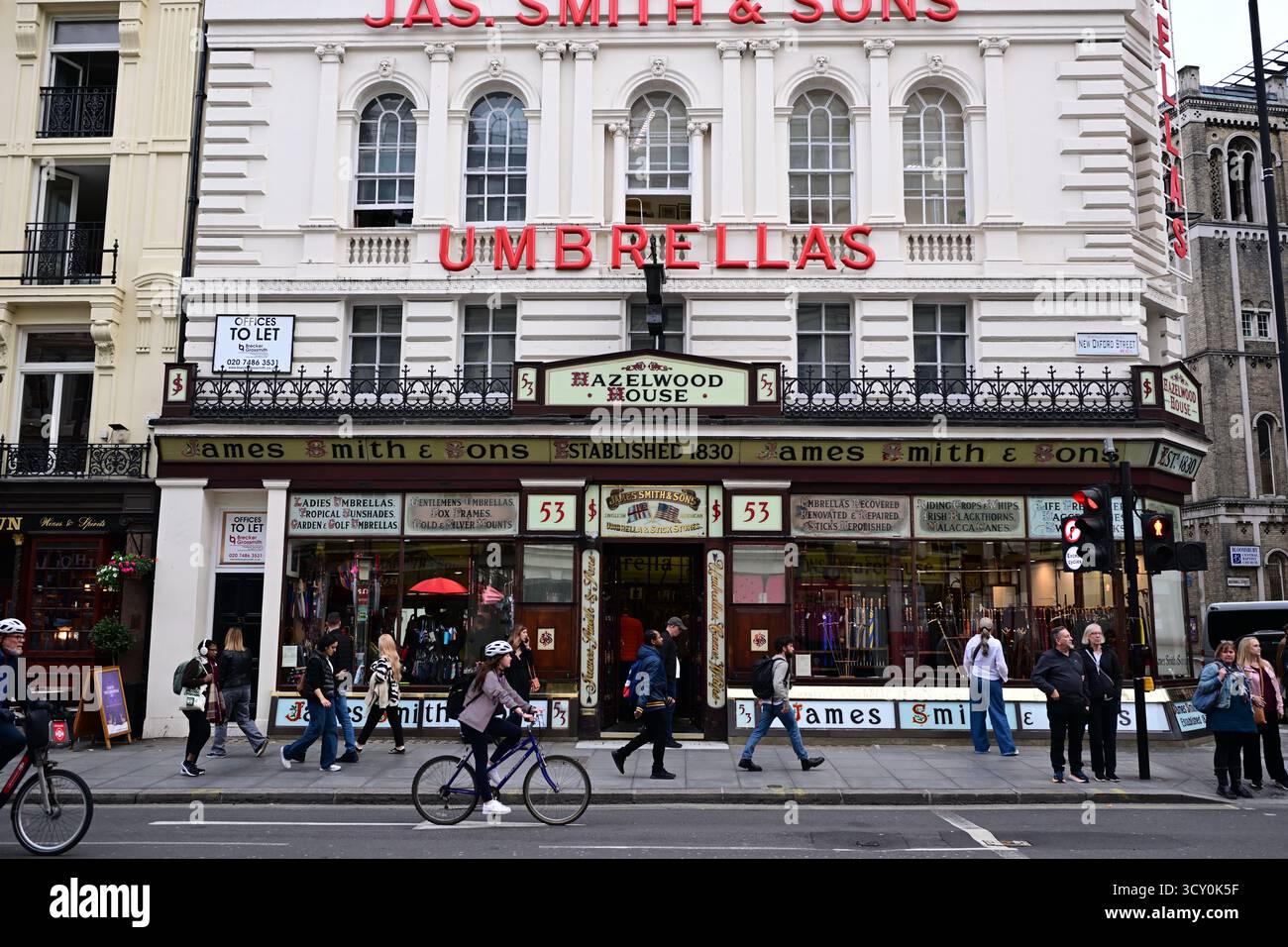 Londra, Regno Unito, 8 ottobre 2025. Esterno del negozio di ombrelli James Smith and Sons. Foto Stock