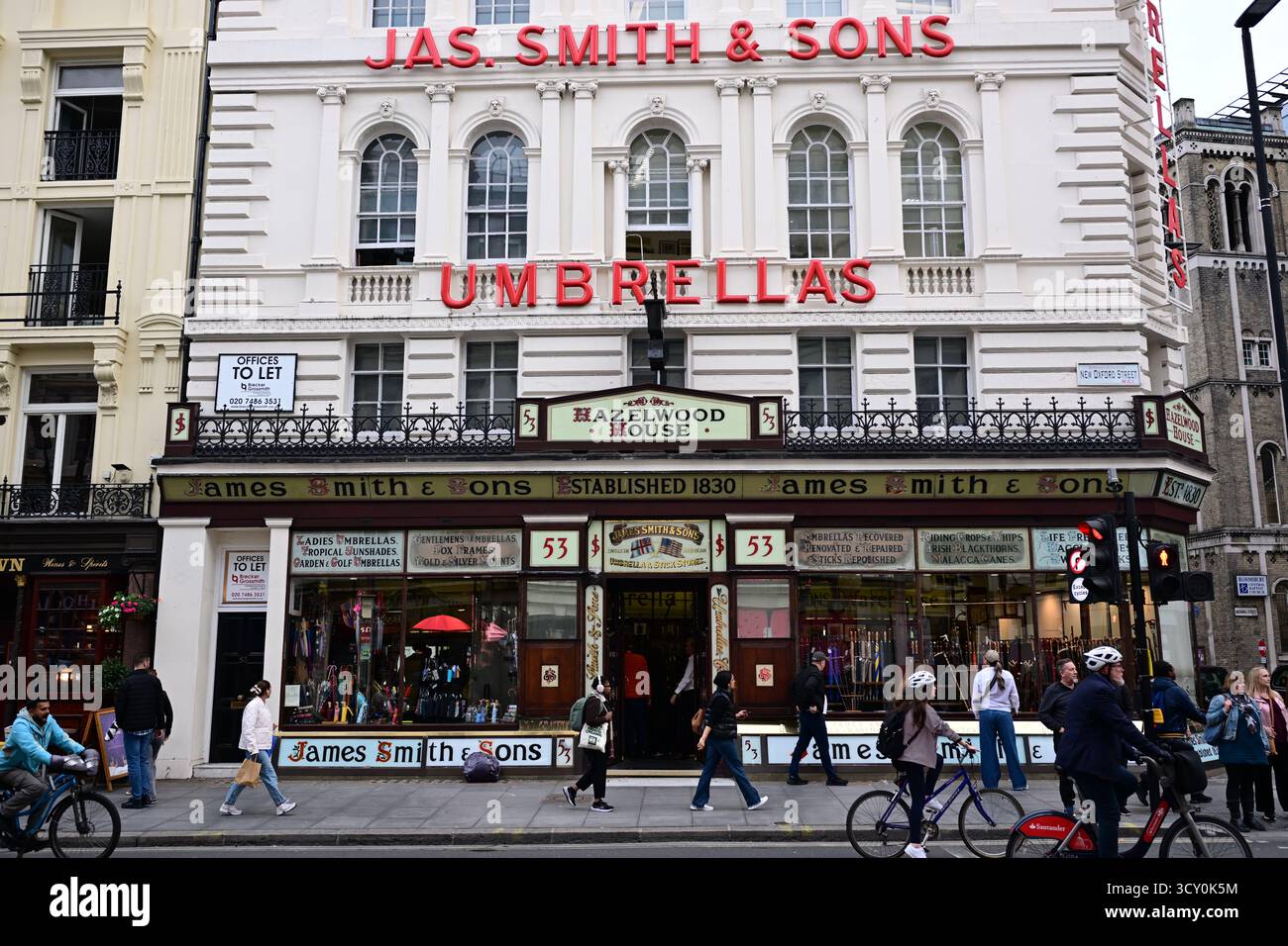 Londra, Regno Unito, 8 ottobre 2025. Esterno del negozio di ombrelli James Smith and Sons. Foto Stock