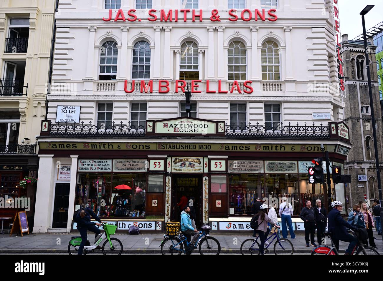 Londra, Regno Unito, 8 ottobre 2025. Esterno del negozio di ombrelli James Smith and Sons. Foto Stock