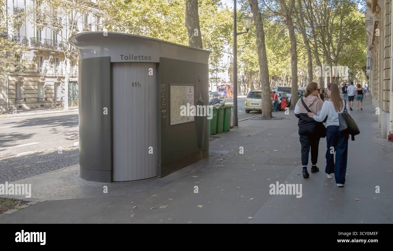 Bagni pubblici sul marciapiede a Parigi, Francia Foto Stock