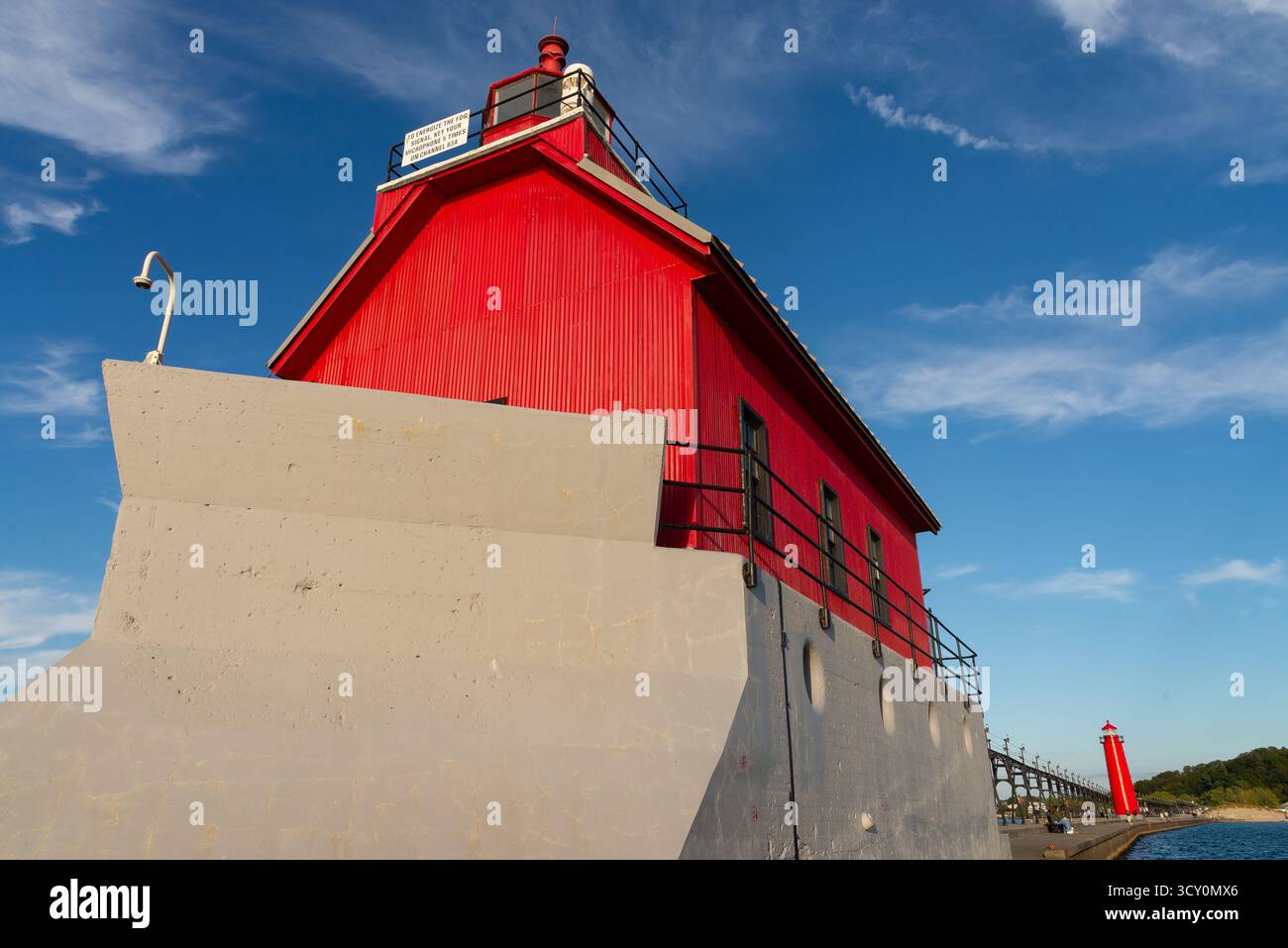 Lo storico faro esterno di Grand Haven South Pierhead in uno splendido pomeriggio a Grand Haven, Michigan, Stati Uniti. Foto Stock