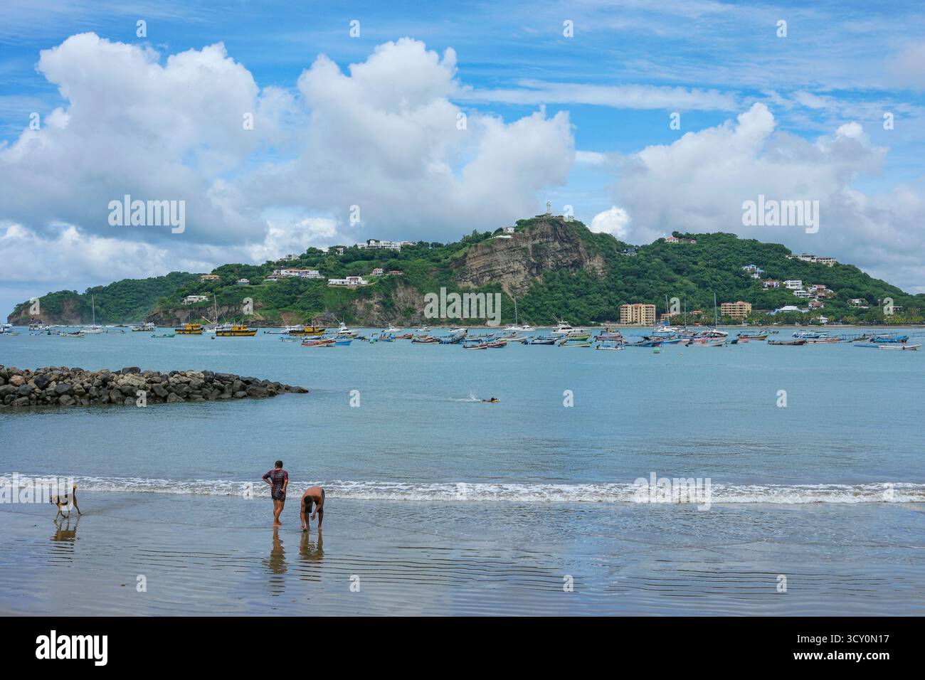 San Juan del Sur, Nicaragua - 14 ottobre 2025: Una coppia che cammina lungo la spiaggia di San Juan del Sur, Nicaragua. Foto Stock
