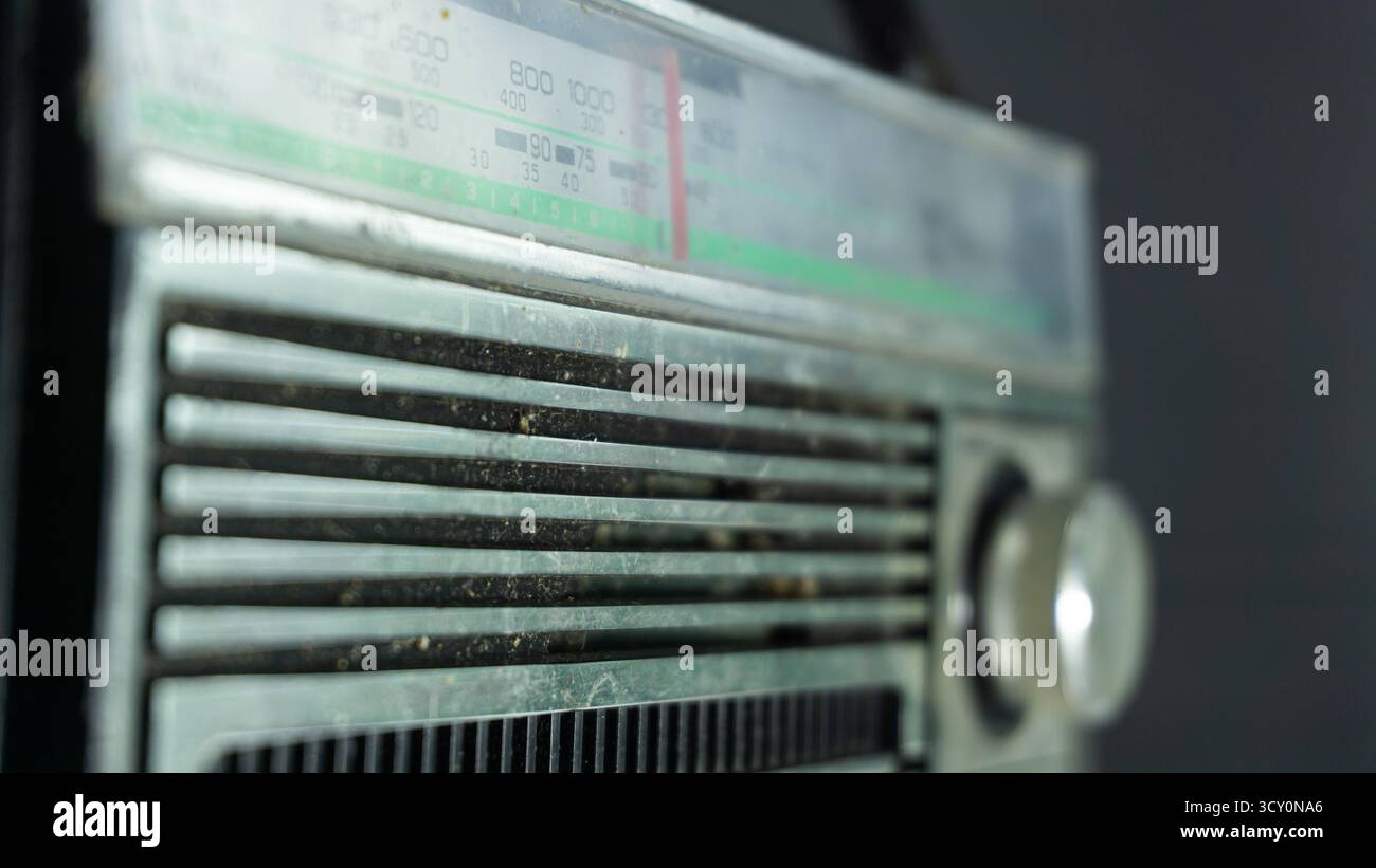 Radio d'epoca con selettore di sintonizzazione manuale e linea di frequenza visibile, dispositivo audio rétro catturato con dettagli nostalgici per un concetto tecnologico classico Foto Stock