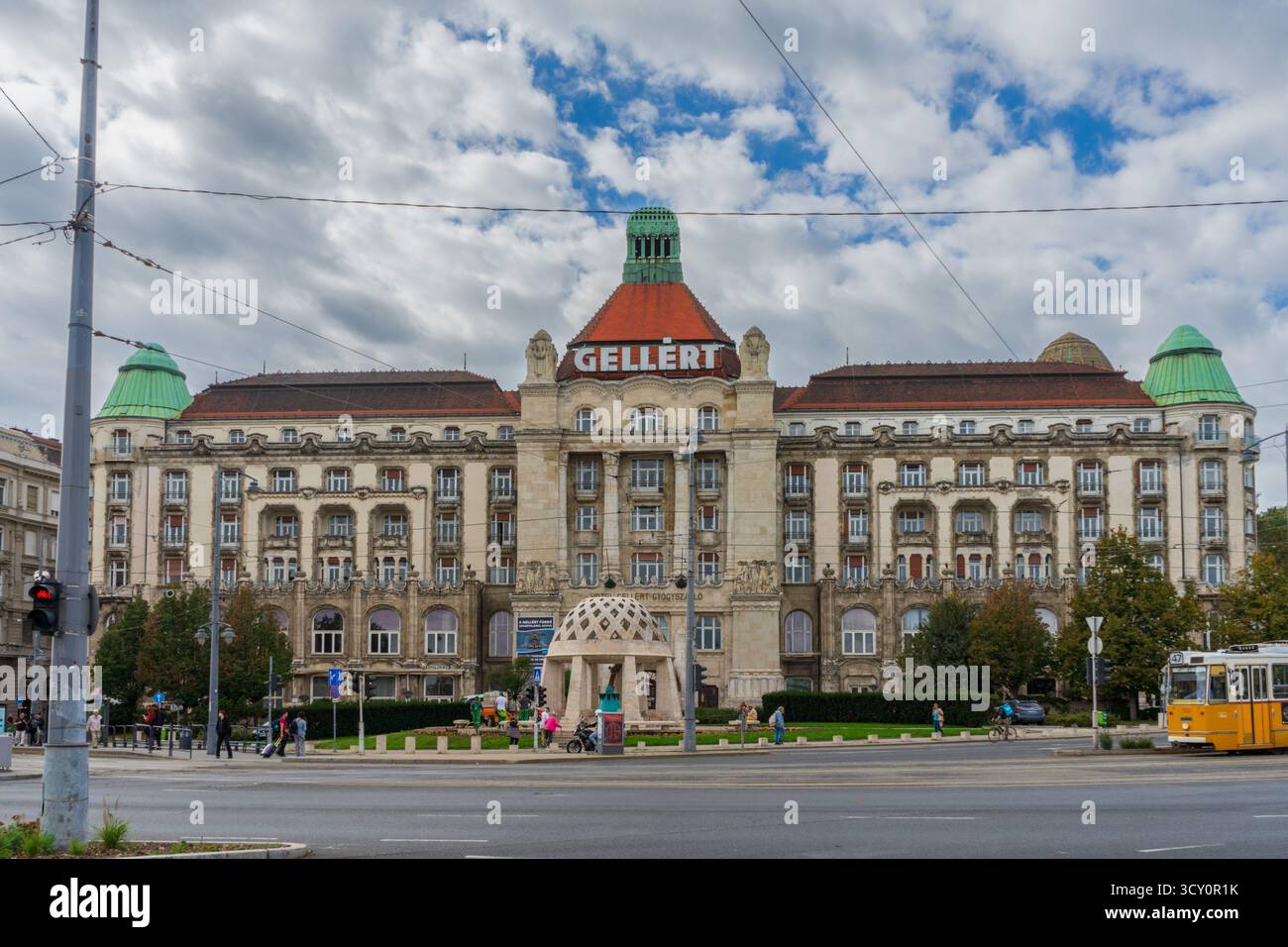 Lo storico Hotel Gellért di Budapest, un punto di riferimento in stile Art Nouveau noto per le sue terme e il ruolo che riveste nel patrimonio culturale e architettonico ungherese. Foto Stock