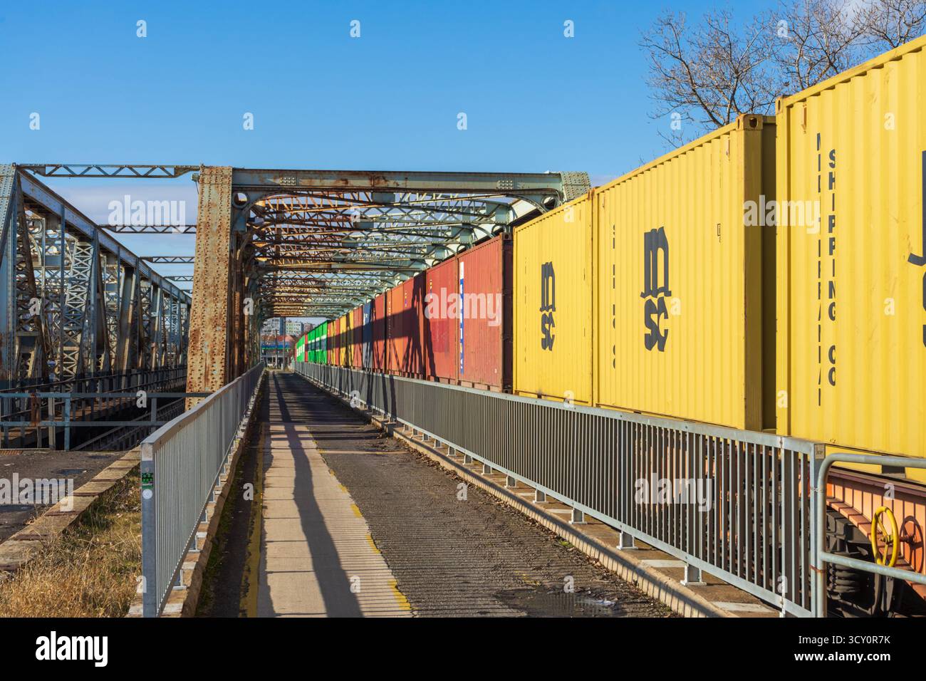 Treno merci che attraversa il ponte Gubacsi a Budapest, un collegamento ferroviario fondamentale sulla diramazione Ráckeve Danubio utilizzato per il trasporto industriale. Foto Stock