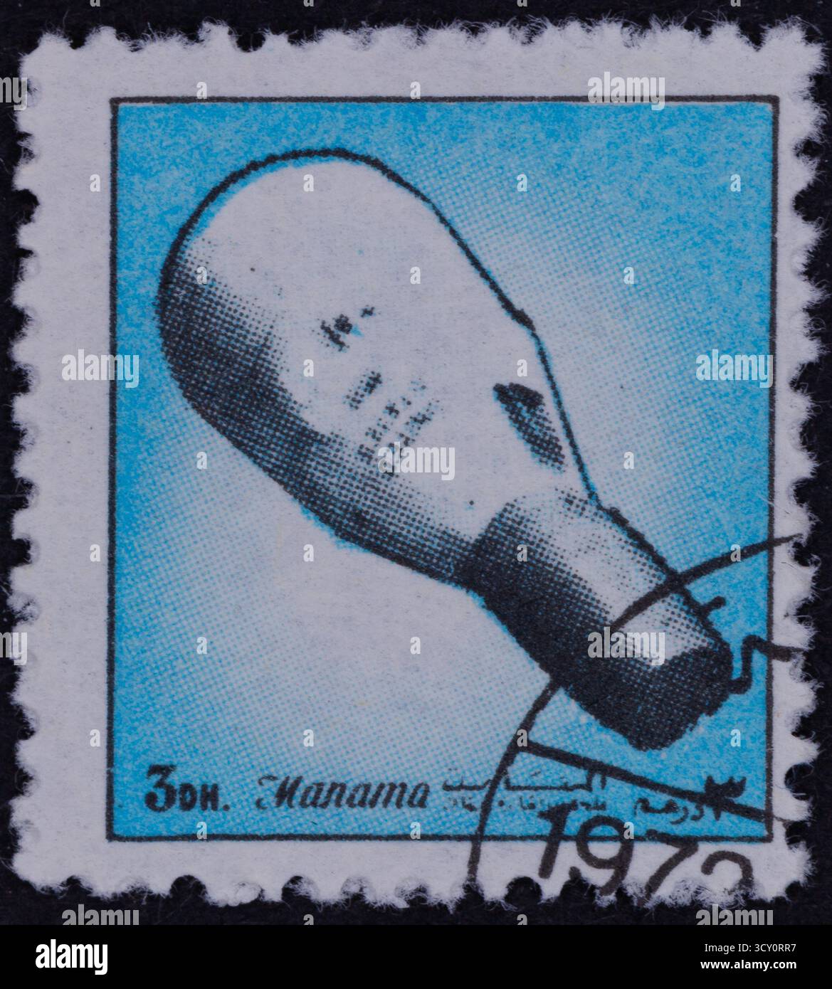 Un francobollo vintage presenta un'illustrazione stilizzata di un razzo o capsula su sfondo blu. Testo e un anno sono presenti in fondo. Foto Stock